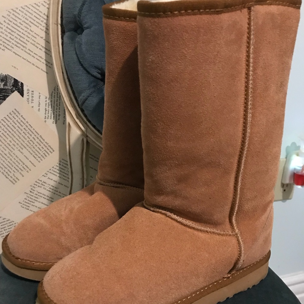 Tan uggs in good condition